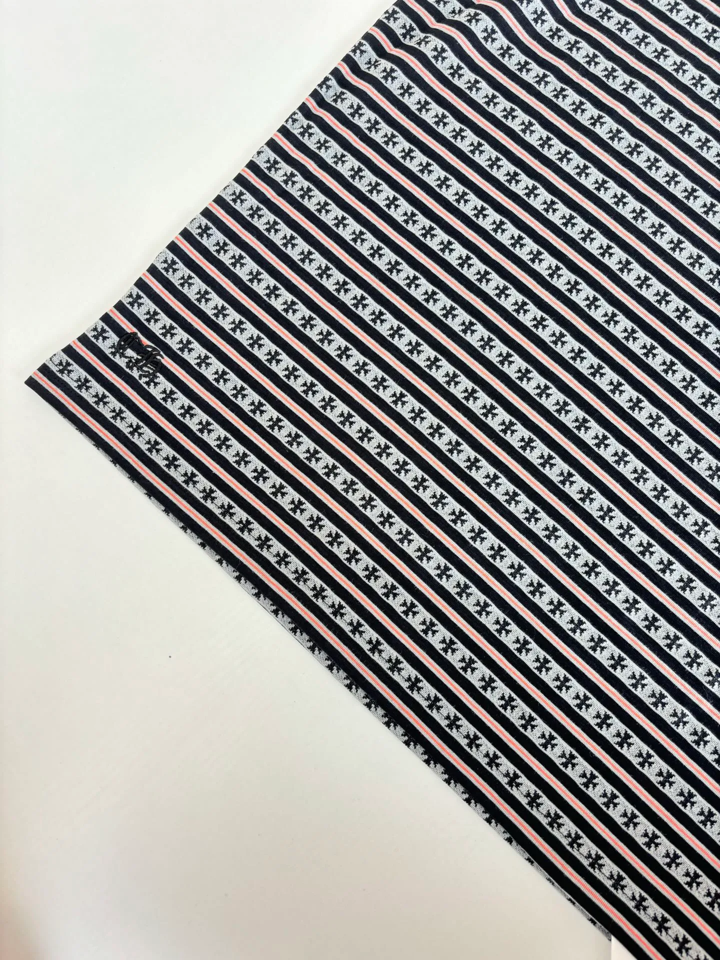 P370 Chrome Hearts*/Chrome Hearts Cross Striped POLO Long Sleeves Yarn-dyed fabrics require a minimum order of 1,000 meters. The cost is expensive. The embroidery uses imported Tajima embroidery machines. The collar leather tags use imported lambskin. The hardware uses real antique silver. The cost is extremely expensive. Size: S/M/L